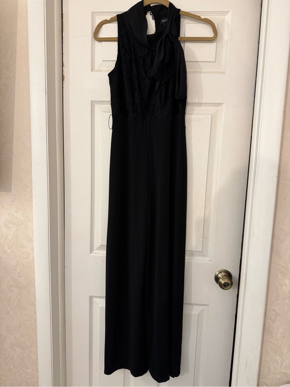 White House Black Market Black Sleeveless Tie-Neck Lace-Top Jumpsuit size 0